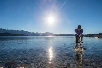 Frau probiert das Wasser am nahuel huapi see in patagonien — Stockfoto