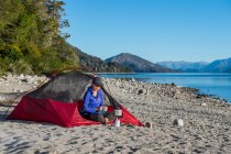 Femme se relaxant au camp au lac Nahuel Huapi en Patagonie — Photo de stock