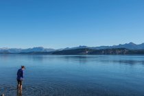 Жінка, намагаючись води в Науель Хуапі озеро в Патагонії — стокове фото