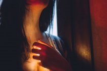 Женщина с сияющим светом в горле — стоковое фото