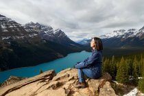 Chica disfrutando de la vista en una caminata en el lago Peyto, Parque Nacional Banff - foto de stock