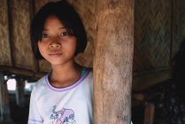 Retrato de uma menina pertencente à tribo tailandesa. — Fotografia de Stock