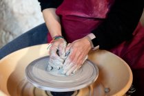 Artiste céramiste femme travaillant dans son atelier avec The Pottery Wheel — Photo de stock