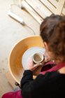 Artista Ceramista mujer trabajando en su taller con The Pottery Wheel - foto de stock