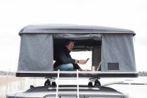Mann arbeitet aus einem Zelt, während soziale Distanzierung vom Büro — Stockfoto