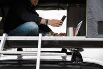 Mann arbeitet vom Zelt bis zur sozialen Entfernung vom Büro — Stockfoto
