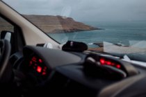 Paisaje de mal humor a través de la ventana del coche, Islas Feroe - foto de stock