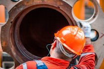 Operatore offshore ispeziona tubo e flangia prima instal — Foto stock