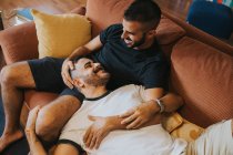 Молодая пара геев проводит время вместе дома — стоковое фото