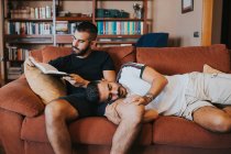 Junges homosexuelles Paar verbringt Zeit zusammen zu Hause — Stockfoto