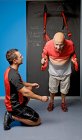 Personal trainer aiutare il cliente con l'allenamento di sospensione in palestra — Foto stock