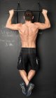 Homme en forme avec faire pull ups dans la salle de gym — Photo de stock