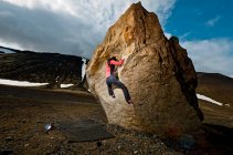 Woman bouldering on rock in rural Iceland — Stock Photo