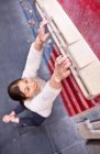 Frau trainiert auf Fingerboard in Kletterhalle — Stockfoto
