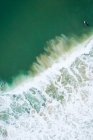 Vista aérea de um surfista na Nova Inglaterra — Fotografia de Stock