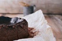 Шоколадный баскский чизкейк на деревянном столе, готовый подавать — стоковое фото
