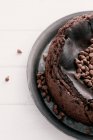 Vista aerea di un basco di cioccolato torta di formaggio bruciato con gocce di cioccolato — Foto stock