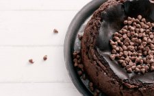 Vista aerea di un basco di cioccolato torta di formaggio bruciato con gocce di cioccolato — Foto stock