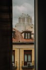 Vista dalla finestra sulla Torre di Madrid, Spagna. — Foto stock