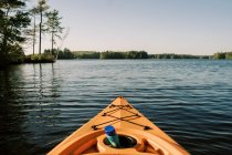 Godendo di una giornata estiva soleggiata al lago in kayak. — Foto stock