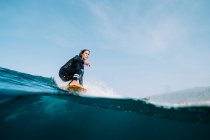 Surfista feminina surfando uma pequena onda — Fotografia de Stock