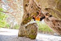 Mature woman bouldering in the forest of Fontainebleau close to Paris — Stock Photo