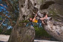 Reife Frau beim Bouldern im Wald von Fontainebleau bei Paris — Stockfoto