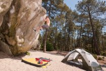 Young man bouldering in the forest of Fontainebleau close to Paris — Stock Photo
