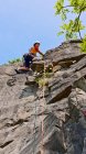 Femme escalade falaise calcaire au Pays de Galles du Sud — Photo de stock