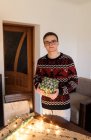 Junger Mann packt Weihnachtsgeschenke für Freunde und Familie — Stockfoto