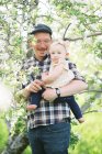 Ein Moment zwischen Vater und Tochter. — Stockfoto