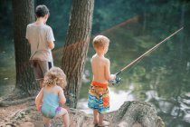 Three little friends fishing together at a lake in Connecticut — Stock Photo