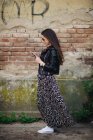 Attraktive Dame im Kleid schaut draußen aufs Smartphone — Stockfoto