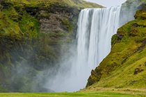 Schöner Wasserfall an einem Sommertag. Island, Europa. — Stockfoto