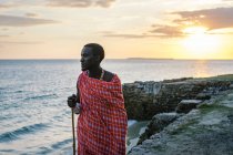 Maasai Man en la playa, Zanzíbar, Región de Mjini Magharibi, Tanzania - foto de stock