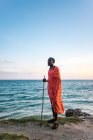 Maasai Uomo sulla spiaggia, Zanzibar, Regione di Mjini Magharibi, Tanzania — Foto stock