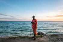 Maasai Uomo sulla spiaggia, Zanzibar, Regione di Mjini Magharibi, Tanzania — Foto stock