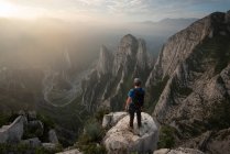 Young man climbing on rocky mountains — Stock Photo