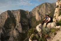 Two friends sitting on a rock in a high point at La Huasteca — Stock Photo