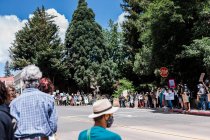Manifestación pacífica en la pequeña ciudad rural, California Protesta del BLM - foto de stock