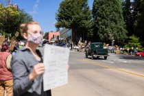 Мирная демонстрация в маленьком сельском городке, Калифорния — стоковое фото