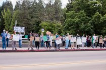 Мирная демонстрация в сельской травяной долине, калифорнийский протест — стоковое фото