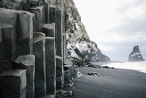 Черный песок на пляже Рейнисфьяра Исландия — стоковое фото