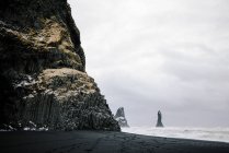 Черный песок на пляже Рейнисфьяра Исландия — стоковое фото