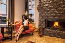 Mujer de negocios relajarse en el salón del hotel en Islandia - foto de stock