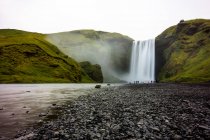 Traumhafte Aussicht mit Wasserfall im Sommer, Island — Stockfoto