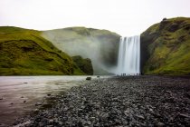 Удивительный вид с водопадом летом, iceland — стоковое фото