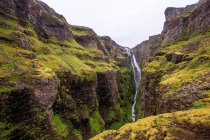 Schöne Aussicht auf die Berge mit Wasserfall — Stockfoto