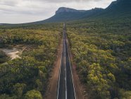 Estrada interminável aérea em direção às montanhas no Parque Nacional Grampian, Victoria, Austrália — Fotografia de Stock