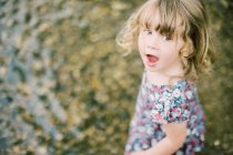 Uma menina pequena que está animada sobre jogar no lago — Fotografia de Stock